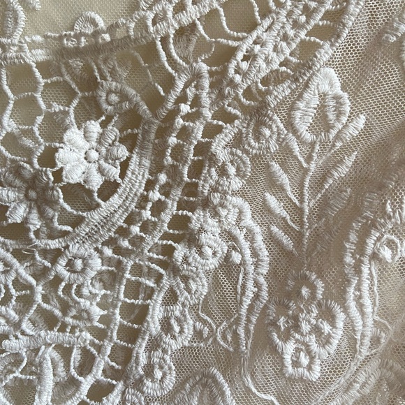 White lace/embroidered top size XS - Picture 3 of 7